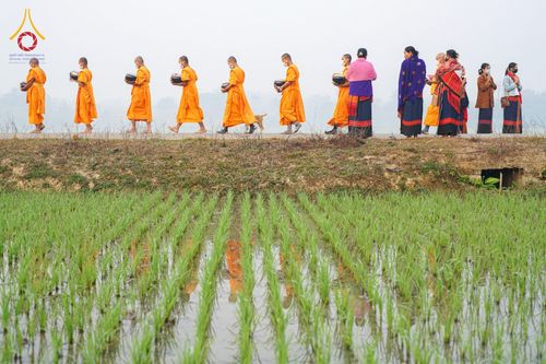 ภาพ No.76364:คณะสงฆ์และสามเณรบิณฑบาต ประเทศบังกลาเทศ วันที่ 11 กุมภาพันธ์ พ.ศ. 2566