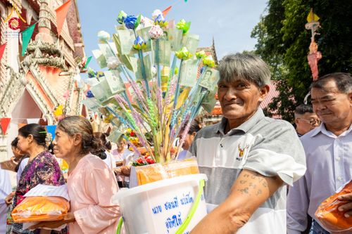 ภาพ No.171687:พิธีทอดกฐิน ณ วัดมหาโพธิ์ จ.ลพบุรี ในโครงการกฐินสามัคคีทั่วไทย 30,000 วัด บูชาธรรม 80 ปี หลวงพ่อธัมมชโย โดยคณะศิษยานุศิษย์วัดพระธรรมกาย วันที่ 27 ตุลาคม พ.ศ. 2567