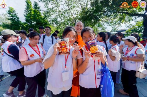 ภาพ No.224729:วันที่ 11 -12 พฤษภาคม พ.ศ. 2568 คณะพระอาจารย์ เจ้าหน้าที่ อาสาสมัคร นักศึกษา ทั้งชาวอินโดนีเซีย และชาวไทย ร่วมแรงร่วมใจ เตรียมงาน เก็บงาน ในวันวิสาขบูชา ณ พระมหาเจดีย์บรมพุทโธ ประเทศอินโดนีเซีย