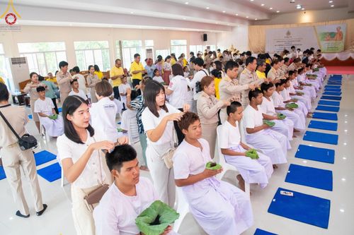 ภาพ No.59101:พิธีปลงผมและแห่นาคธรรมทายาท ในโครงการบรรพชาสามเณร ภาคฤดูร้อน เฉลิมพระเกียรติพระบาทสมเด็จพระเจ้าอยู่หัว เนื่องในโอกาส  พระราชพิธีมหามงคลเฉลิมพระชนมพรรษา 6 รอบ  ปลงผมนาคในวันที่ 21 เมษายน พ.ศ 2567 ณ วัดกลางธนรินทร์ (ธรรมอุทยานบ้านแป้ง)