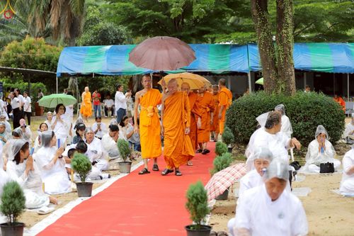 ภาพ No.234055:วันอาทิตย์ที่ 20 กรกฎาคม พ.ศ.2568 พิธีทอดผ้าป่า และพิธีตอกเสาเข็มต้นแรก สร้างอาคารปฏิบัติธรรมพระมงคลเทพมุนี ณ ศูนย์ปฏิบัติธรรมสุราษฏร์ธานี