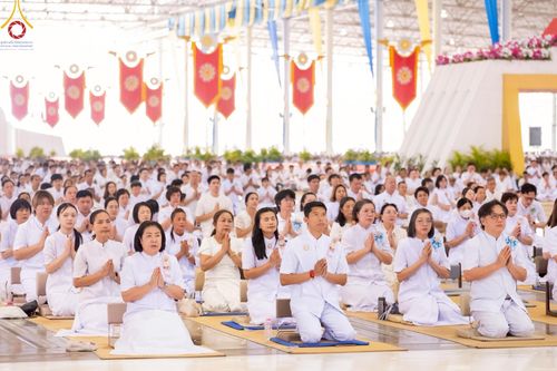 ภาพ No.219384:วันอังคารที่ 22 เมษายน พ.ศ. 2568 พิธีมอบปัจจัยช่วยเหลือครู 4 จังหวัดชายแดนภาคใต้ , พิธีกล่าวคำถวายอุปกรณ์ เพื่อเตรียมการต้อนรับคณะสงฆ์ฯ , พิธีกล่าวคำถวายภัตตาหารเป็นสังฆทาน , คณะสงฆ์ฉันภัตตาหารเพล  เนื่องในวันคุ้มครองโลก พิธีถวายมหาสังฆทานแด่คณะสงฆ์