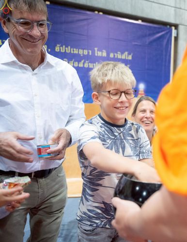 ภาพ No.256021:วันที่ 12 ตุลาคม พ.ศ. 2568 พิธีทอดกฐินวัดพระธรรมกายสวิตเซอร์แลนด์  ณ หอประชุมโรงเรียน Obergoldbach เมือง Bern ประเทศสวิตเซอร์แลนด์