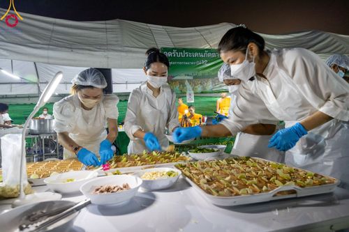 ภาพ No.108069:พิธีถวายภัตตาหารเป็นสังฆทาน แด่คณะพระธรรมยาตราฯ ในโครงการธรรมยาตรากตัญญูบูชา มหาปูชนียาจารย์ พระมงคลเทพมุนี(สด จนฺทสโร) พระผู้ปราบมาร อนุสรณ์สถาน 7 แห่ง ปีที่ 12 วันที่ 8 มกราคม พ.ศ. 2567 ณ อนุสรณ์สถานมหาวิหารพระมงคลเทพมุนี (โลตัสแลนด์) อ.สองพี่น้อง จ.สุ