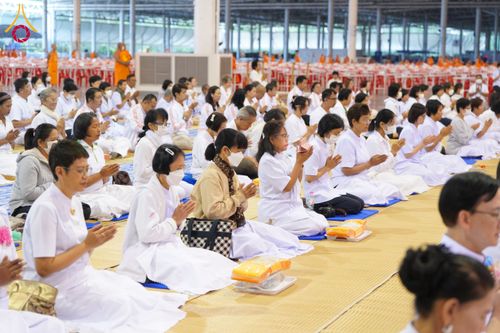 ภาพ No.202664:พิธีถวายภัตตาหารเป็นสังฆทาน แด่พระธรรมยาตรา ณ วัดพระธรรมกาย ตำบลคลองสาม อำเภอคลองหลวง จังหวัดปทุมธานี ในโครงการธรรมยาตรา กตัญญูบูชา มหาปูชนียาจารย์ พระมงคลเทพมุนี(สด จนฺทสโร) พระผู้ปราบมาร อนุสรณ์สถาน 7 แห่ง ปีที่ 13 วันที่ 28 มกราคม พ.ศ. 2568