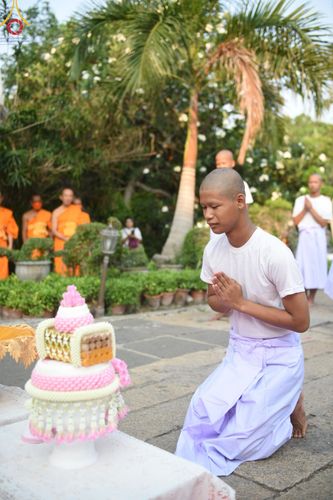 ภาพ No.135550:พิธีขอขมามอบผ้าไตร, พิธีบรรพชาสามเณร ในโครงการบรรพชาสามเณร ฟื้นฟูพระพุทธศาสนาทั่วไทย ณ วัดพระพุทธบาท ราชวรมหาวิหาร อ.พระพุทธบาท จ.สระบุรี วันที่ 6 เมษายน พ.ศ. 2567