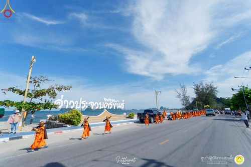 ภาพ No.222128:วันที่ 26-27 เมษายน พ.ศ. 2568 ศูนย์ปฏิบัติธรรมสวนผึ้ง ร่วมกับ ธุดงค์คสถานประจวบคีรีขันธ์ และวัดอ่าวน้อย  จัดกิจกรรมเดินธรรมยาตรา ตักบาตรข้าวสารอาหารแห้ง และจุดประทีปถวายเป็นพุทธบูชา ณ วัดอ่าวน้อย จ.ประจวบคีรีขันธ์