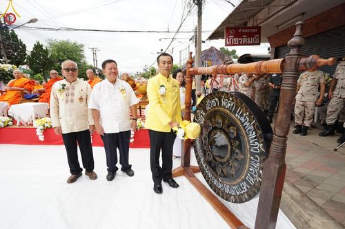 ภาพ No.146222:ตักบาตรพระ 1,384 รูป ทำบุญเมืองฝางครบรอบ 1,383 ปี ถวายเป็นพระราชกุศลแด่พระบาทสมเด็จพระเจ้าอยู่หัว เนื่องในโอกาสพระราชพิธีมหามงคล เฉลิมพระชนมพรรษา 6 รอบ 72 พรรษา วันเสาร์ที่ 27 กรกฎาคม พ.ศ.2567  ณ ถนนหน้าที่ว่าการอำเภอฝาง จ.เชียงใหม่