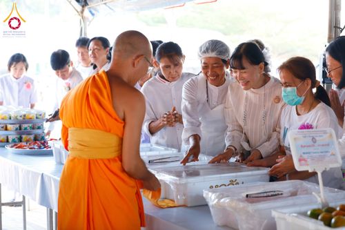 ภาพ No.129230:พิธีถวายภัตตาหารเป็นสังฆทาน แด่คณะพระธรรมยาตราฯ ในโครงการธรรมยาตราอัญเชิญพระบรมสารีริกธาตุ  ประดิษฐาน ณ มหารัตนเจดีย์สิริปทุมสวรรค์ อ.บางกล่ำ จ.สงขลา วันที่ 11 มีนาคม พ.ศ. 2567