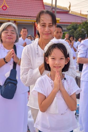 ภาพ No.111993:พิธีจุดประทีปถวายเป็นพุทธบูชา และบูชาธรรมมหาปูชนียาจารย์ พระมงคลเทพมุนี(สด จนฺทสโร) ในโครงการธรรมยาตรา กตัญญูบูชา มหาปูชนียาจารย์ พระมงคลเทพมุนี(สด จนฺทสโร) พระผู้ปราบมาร อนุสรณ์สถาน 7 แห่ง ปีที่ 12 วันที่ 14 มกราคม พ.ศ. 2567 ณ วัดสองพี่น้อง อ.สองพี่น้อง