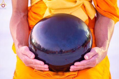 ภาพ No.110224:พิธีตักบาตรพระธรรมยาตราฯ ในโครงการธรรมยาตรากตัญญูบูชา มหาปูชนียาจารย์ พระมงคลเทพมุนี(สด จนฺทสโร) พระผู้ปราบมาร ปีที่ 12 ณ อนุสรณ์สถานลำดับที่ 2 สถานที่ตั้งมโนปณิธานบวชตลอดชีวิต อนุสรณ์สถานบางนางแท่น จ.นครปฐม วันที่ 11 มกราคม พ.ศ. 2567