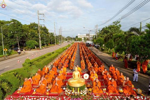 ภาพ No.229831:วันพฤหัสบดีที่ 26 มิถุนายน พ.ศ. 2568 พิธีตักบาตรพระ 1,165 รูป ฉลองก่อตั้งเมืองวานรนิวาส ครบรอบ 164 ปี ณ ถนนวานรนิวาส-อากาศอำนวย อ.วานรนิวาส จ.สกลนคร