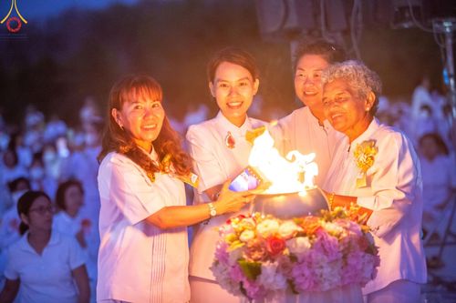 ภาพ No.129586:พิธีจุดประทีป 10,000 ดวง น้อมถวายเป็นพุทธบูชา ณ มหารัตนเจดีย์สิริปทุมสวรรค์ (เจดีย์อริยพุทธะ 5 พระองค์) ศูนย์ปฏิบัติธรรมภาคใต้ อ.บางกล่ำ จ.สงขลา  วันที่ 10 มีนาคม พ.ศ. 2567