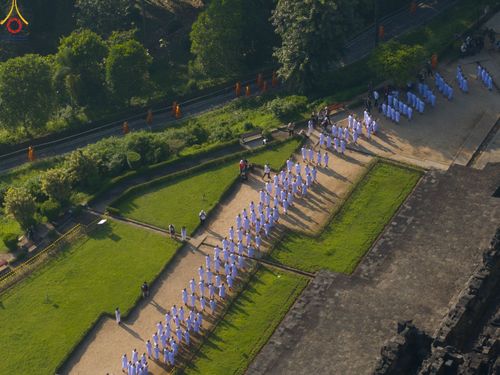 ภาพ No.103039:พิธีวันทาเจดีย์ พิธีเวียนประทักษิณ ธรรมทายาทชาวอินโดนีเซียกว่า 1,000 คน ณ มหาเจดีย์บุโรพุทโธ ประเทศอินโดนีเซีย ในวันที่ 19 ธันวาคม พ.ศ. 2566