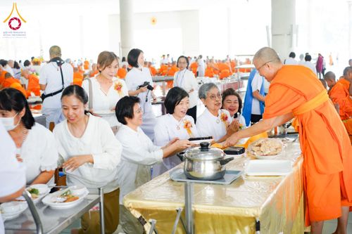ภาพ No.198042:พิธีถวายภัตตาหารแด่พระภิกษุ สามเณร  บูชาธรรมคุณยายอาจารย์มหารัตนอุบาสิกาจันทร์ ขนนกยูง เนื่องในวาระวันคล้ายวันเกิดครบ 116 ปี วันอาทิตย์ที่ 19 มกราคม พ.ศ. 2568 ณ หอฉันคุณยายอาจารย์ฯ วัดพระธรรมกาย