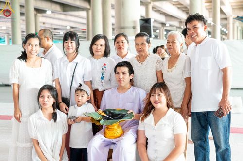 ภาพ No.159681:พิธีตัดปอยผมปลงผมนาคธรรมทายาท, พิธีบรรพชาอุปสมบทหมู่ โครงการอุปสมบทหมู่บูชาธรรม 140 ปี พระมงคลเทพมุนี (สด จนฺทสโร) ณ โบสถ์พระไตรปิฏก วัดพระธรรมกาย วันเสาร์ที่ 5 ตุลาคม พ.ศ. 2567