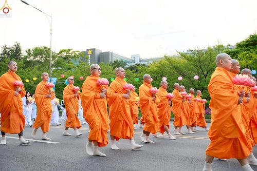 ภาพ No.229538:วันเสาร์ที่ 26 เมษายน พ.ศ. 2568 คณะพระภิกษุสามเณรในโครงการบรรพชาหมู่ 81 รูป  วัดภาวนาโซล ประเทศเกาหลีใต้ ได้ร่วมกับคณะสาธุชนคนไทยในเกาหลีใต้  ร่วมกันเดินขบวนอัญเชิญโคมดอกบัว  เพื่อบูชาแด่องค์สมเด็จพระสัมมาสัมพุทธเจ้า  ในงานเทศกาลวิสาขบูชานานาชาติ ประจำปี