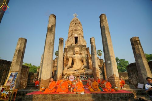 ภาพ No.58672:พิธีตักบาตรพระ ๑,๐๐๐ รูป สมโภชครบรอบ ๘๐๐ ปี พระบรมธาตุเมืองเชลียง ณ วัดพระศรีรัตนมหาธาตุ ราชวรวิหาร  (วัดพระปรางค์) ต.ศรีสัชนาลัย  อ.ศรีสัชนาลัย จ.สุโขทัย วันพฤหัสบดีที่ ๒๕ เมษายน พ.ศ. ๒๕๖๗