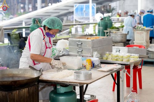 ภาพ No.60194:คณะสงฆ์ 10,000 กว่าวัดฉันภัตตาหารเพล ในวันคุ้มครองโลก วันจันทร์ที่ 22 เมษายน พ.ศ. 2567 ณ สภาธรรมกายสากล วัดพระธรรมกาย