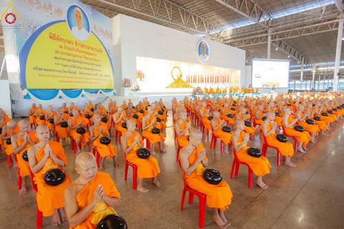 ภาพ No.150979:พิธีตักบาตร ในวันอาทิตย์ต้นเดือน วันที่ 1 กันยายน พ.ศ. 2567 ณ สภาธรรมกายสากล วัดพระธรรมกาย