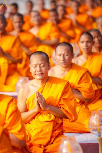 ภาพ No.192625:พิธีจุดประทีปถวายเป็นพุทธบูชา และบูชาธรรมมหาปูชนียาจารย์ ณ อนุสรณ์สถานคลองบางนางแท่น อ.สามพราน จ.นครปฐม ในโครงการธรรมยาตรา กตัญญูบูชา มหาปูชนียาจารย์ พระมงคลเทพมุนี(สด จนฺทสโร) พระผู้ปราบมาร อนุสรณ์สถาน 7 แห่ง ปีที่ 13 วันที่ 10 มกราคม พ.ศ. 2568