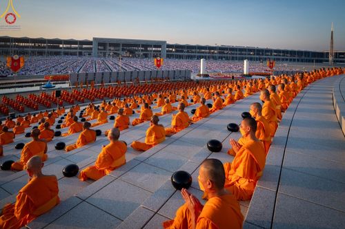 ภาพ No.105225:พิธีตักบาตรฉลองพระบวชใหม่ รุ่นบูชาธรรมมหาปูชนียาจารย์ และต้อนรับศักราชใหม่ วันจันทร์ที่ 1 มกราคม พ.ศ. 2567 ณ ลานธรรมพระมหาธรรมกายเจดีย์ วัดพระธรรมกาย