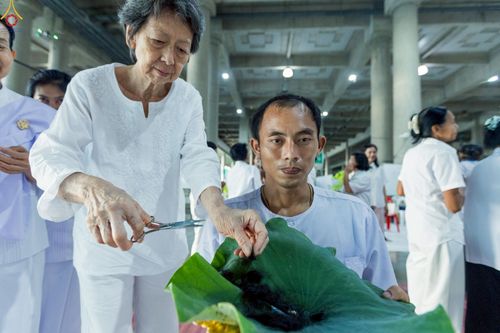 ภาพ No.242937:วันที่ 31 สิงหาคม พ.ศ. 2568 พิธีตัดปอยผมและปลงผม โครงการอุปสมบทหมู่บูชาธรรม ครบรอบ 108 ปี วันครูผู้ค้นพบวิชชาธรรมกาย ณ วัดพระธรรมกาย