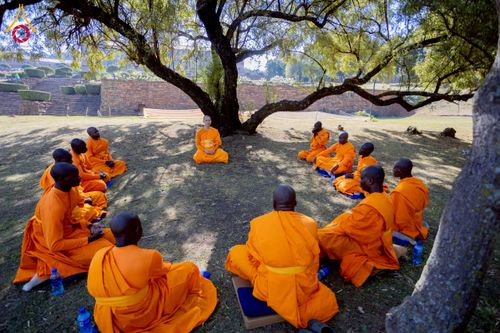 ภาพ No.232979:วันอาทิตย์ 29 มิถุนายน พ.ศ. 2568 กิจกรรมอบรมธรรมทายาทแอฟริกาใต้  ปฏิบัติธรรมสร้างสันติสุขภายใน แสงแห่งพุทธธรรมสู่แผ่นดินแอฟริกาใต้ ณ บริเวณหน้าวัดพระธรรมกายโจฮันเนสเบิร์ก