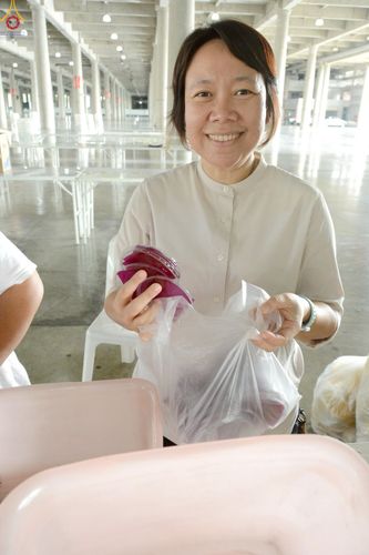 ภาพ No.246674:วันที่ 12 กันยายน พ.ศ. 2568 การเก็บงาน จัดเก็บไฟ LED ของเจ้าหน้าที่ทุกสถานะ ณ วิหารคด วัดพระธรรมกาย