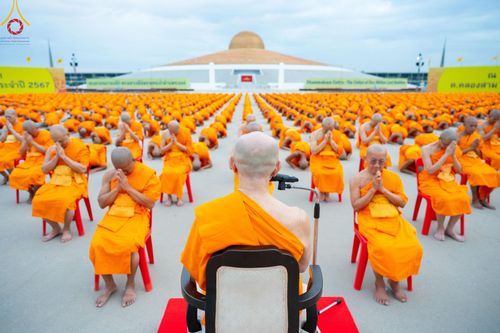 ภาพ No.182114:พระธรรมทายาทร่วมปฎิบัติธรรม รับฟังโอวาทจากหลวงพ่อทัตตชีโว และถ่ายภาพหมู่ประวัติศาสตร์ ณ ลานธรรมพระมหาธรรมกายเจดีย์  วัดพระธรรมกาย ในโครงการอุปสมบท บูชาธรรมมหาปูชนียาจารย์ วันที่ 13 ธันวาคม พ.ศ. 2567