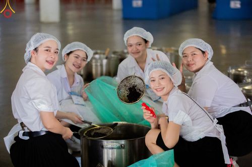 ภาพ No.58799:V.40 ภัตตาหารพระหมื่นวัด เราจัดให้ การปฏิบัติงานของเจ้าหน้าที่และอาสาสมัคร เพื่อรับบุญในการถวายภัตตาหาร แด่คณะสงฆ์ 10,000 กว่าวัดทั่วประเทศ ที่มาร่วมงานวันคุ้มครองโลก จันทร์ที่ 22 เมษายน พ.ศ. 2567 ณ วัดพระธรรมกาย