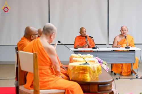 ภาพ No.223018:วันที่ 24 เมษายน พ.ศ. 2568 หลวงพ่อทัตตชีโวต้อนรับคณะสงฆ์ศรีลังกา ณ อาคาร 100 ปี คุณยายมหารัตนอุบาสิกาจันทร์ ขนนกยูง วัดพระธรรมกาย