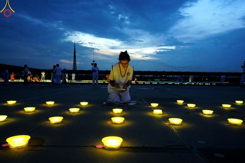 ภาพ No.154792:พิธีจุดประทีป, พิธีฉลองชัยสวดมนต์บทธัมมจักกัปปวัตนสูตร ณ มหารัตนวิหารคด วัดพระธรรมกาย วันอังคารที่ 17 กันยายน พ.ศ. 2567