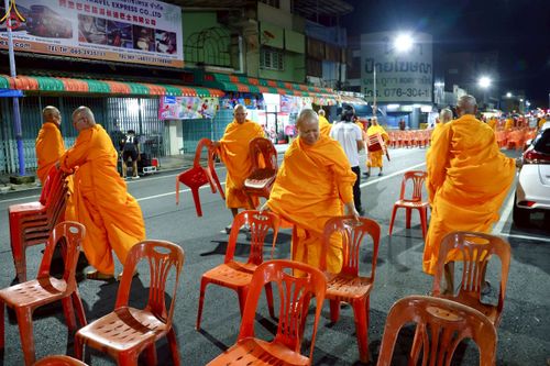 ภาพ No.237319:วันที่ 9-10 สิงหาคม พ.ศ. 2568 การเตรียมงาน เก็บงาน ของเจ้าหน้าที่ทุกสถานะ ในงานมหาสังฆทาน ตักบาตรพระ 10,000 รูป ใจกลางเมืองหาดใหญ่ จ.สงขลา