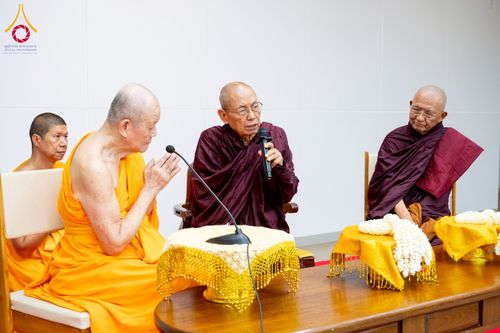 ภาพ No.222639:วันที่ 23 เมษายน พ.ศ. 2568 หลวงพ่อทัตตชีโวต้อนรับคณะสงฆ์เมียนมาร์ ณ อาคาร 100 ปี คุณยายมหารัตนอุบาสิกาจันทร์ ขนนกยูง วัดพระธรรมกาย