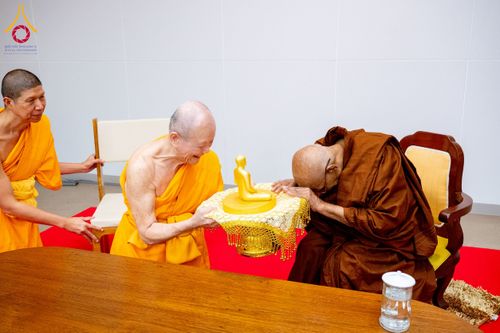 ภาพ No.222356:วันที่ 21 เมษายน พ.ศ. 2568 หลวงพ่อทัตตชีโวต้อนรับคณะสงฆ์ WAB ณ อาคาร 100 ปี คุณยายมหารัตนอุบาสิกาจันทร์ ขนนกยูง วัดพระธรรมกาย