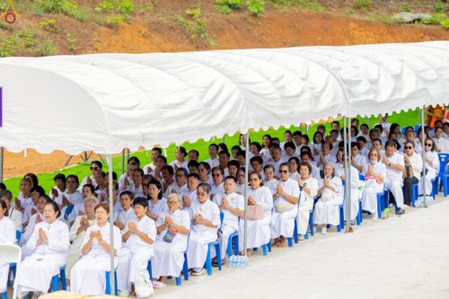 ภาพ No.239373:วันอาทิตย์ที่ 17 สิงหาคม พ.ศ. 2568 พิธีกดปุ่มอัญเชิญรูปเหมือน พระมงคลเทพมุนี (สด จันทสโร)  ณ มหาวิหารแก้วพระมงคลเทพมุนี  ศูนย์ปฏิบัติธรรมแก้วเมืองเลย