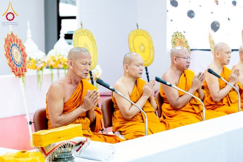 ภาพ No.275996:วันที่ 5 ธันวาคม พ.ศ. 2568 พสกนิกรอำเภอคลองหลวง พร้อมใจบำเพ็ญกุศลอุทิศถวาย “ในหลวงรัชกาลที่ 9” น้อมรำลึกในพระมหากรุณาธิคุณ เนื่องในวันคล้ายวันพระบรมราชสมภพ วันชาติ และวันพ่อแห่งชาติ ณ อาคารปลูกศรัทธา 2 วัดพระธรรมกาย อำเภอคลองหลวง จังหวัดปทุมธานี