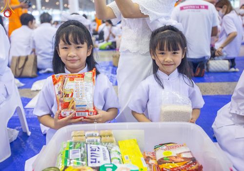 ภาพ No.122999:พิธีตักบาตร และพิธีบูชาข้าวพระ ในวันอาทิตย์ต้นเดือนที่ 4 กุมภาพันธ์ พ.ศ. 2567 ณ วัดพระธรรมกาย จ.ปทุมธานี