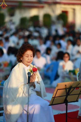 ภาพ No.195320:พิธีตักบาตรพระธรรมยาตรา ณ อนุสรณ์สถานลำดับที่ 3 สถานที่เกิดใหม่ในเพศสมณะ วัดสองพี่น้อง ต.ต้นตาล อ.สองพี่น้อง จ.สุพรรณบุรี ในโครงการธรรมยาตรา กตัญญูบูชา มหาปูชนียาจารย์ พระมงคลเทพมุนี(สด จนฺทสโร) พระผู้ปราบมาร ปีที่ 13 วันที่ 15 มกราคม พ.ศ.2568