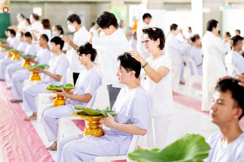 ภาพ No.248580:วันที่ 28 กันยายน พ.ศ. 2568 พิธีตัดปอยผม และปลงผม โครงการอุปสมบทบูชาธรรม 141 ปี พระมงคลเทพมุนี ณ วิหารคด วัดพระธรรมกาย