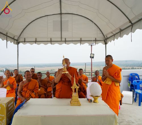 ภาพ No.131427:พิธีอัญเชิญพระบรมสารีริกธาตุ และองค์พระพุทธรัตนกายสิทธิ์ ติดตั้งองค์พระเจดีย์จตุรทิศ ถวายองค์พระเจดีย์ ลานธรรมและกำแพงแก้ว ถวายเป็นพุทธบูชา น้อมถวายบูชาธรรมหลวงพ่ออายุวัฒนมงคล ๘๐ พรรษา วันเสาร์ที่ ๑๖ มีนาคม พ.ศ. ๒๕๖๗ ณ วัดเขาพญาปราบ ต.ตะขบ อ.ปักธงชัย จ.น