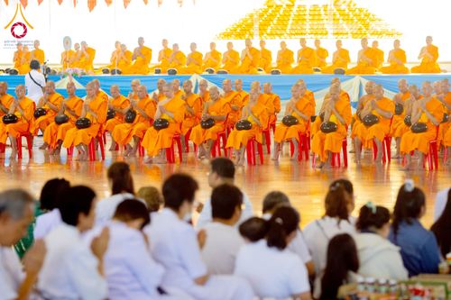 ภาพ No.223322:วันวิสาขบูชา วันอาทิตย์ที่ 11 พฤษภาคม พ.ศ. 2568 พิธีตักบาตร และปฎิบัติธรรม ณ สภาธรรมกายสากล วัดพระธรรมกาย