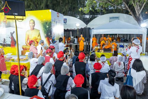 ภาพ No.288918:วันที่ 6 มกราคม พ.ศ. 2569 พิธีถวายภัตตาหารเป็นสังฆทาน แด่พระธรรมยาตรา ในโครงการธรรมยาตรา กตัญญูบูชา มหาปูชนียาจารย์ พระมงคลเทพมุนี(สด จนฺทสโร) พระผู้ปราบมาร อนุสรณ์สถาน 7 แห่ง ปีที่ 14 ณ อนุสรณ์สถานมหาวิหารพระมงคลเทพมุนี (โลตัสแลนด์) อ.สองพี่น้อง จ.สุพรร