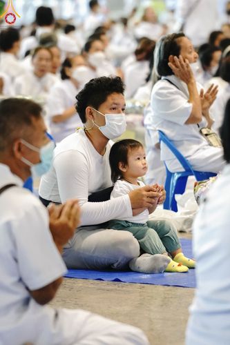 ภาพ No.78840:พิธีตักบาตร ข้าวสารอาหารแห้ง พิธีบูชาข้าวพระ ในวันอาทิตย์ต้นเดือนที่ 2 เมษายน พ.ศ. 2566