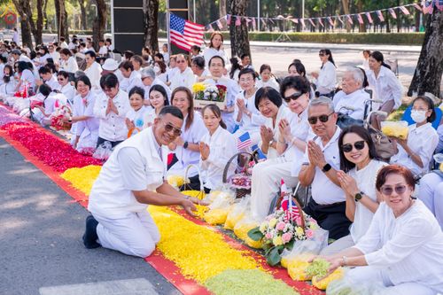ภาพ No.304083:วันที่ 25 มกราคม พ.ศ. 2569 พิธีต้อนรับพระธรรมยาตรา  รร.สามัคคีราษฏร์บำรุง-วัดพระธรรมกาย ในโครงการธรรมยาตรา กตัญญูบูชา มหาปูชนียาจารย์ พระมงคลเทพมุนี(สด จนฺทสโร) พระผู้ปราบมาร อนุสรณ์สถาน 7 แห่ง ปีที่ 14