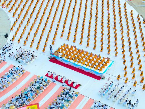 ภาพ No.302579:วันที่ 24 มกราคม พ.ศ. 2569 พิธีตักบาตรพระธรรมยาตรา(ภาพชุดที่ 2) ณ อนุสรณ์สถานลำดับที่ 5 สถานที่เผยแผ่วิชชาธรรมกายครั้งแรก อนุสรณ์สถานบางปลา วัดบางปลา อำเภอบางเลน จังหวัดนครปฐม ในโครงการธรรมยาตรา กตัญญูบูชา มหาปูชนียาจารย์ พระมงคลเทพมุนี(สด จนฺทสโร) พระผู