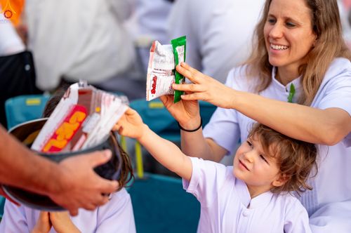 ภาพ No.302705:วันที่ 24 มกราคม พ.ศ. 2569 พิธีตักบาตรพระธรรมยาตรา(ภาพชุดที่ 2) ณ อนุสรณ์สถานลำดับที่ 5 สถานที่เผยแผ่วิชชาธรรมกายครั้งแรก อนุสรณ์สถานบางปลา วัดบางปลา อำเภอบางเลน จังหวัดนครปฐม ในโครงการธรรมยาตรา กตัญญูบูชา มหาปูชนียาจารย์ พระมงคลเทพมุนี(สด จนฺทสโร) พระผู