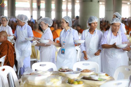 ภาพ No.325818:วันที่ 22 เมษายน พ.ศ.2569(วันคุ้มครองโลก) งานถวายมหาสังฆทาน 40,000 กว่าวัดทั่วประเทศ เจ้าหน้าที่ สาธุชน ร่วมใจจัดเตรียมภัตตาหารเพล (ชุด 2)