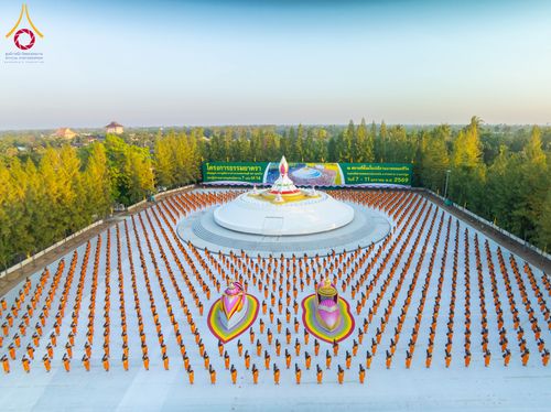 ภาพ No.290660:วันที่ 8 มกราคม พ.ศ. 2569 พระธรรมยาตราปฏิบัติธรรม และถ่ายภาพหมู่ประวัติศาสตร์ ในโครงการธรรมยาตรา กตัญญูบูชามหาปูชนียาจารย์ พระมงคลเทพมุนี(สด จนฺทสโร) พระผู้ปราบมาร อนุสรณ์สถาน 7 แห่ง ปีที่ 14 ณ อนุสรณ์สถานคลองบางนางแท่น อ.สามพราน จ.นครปฐม